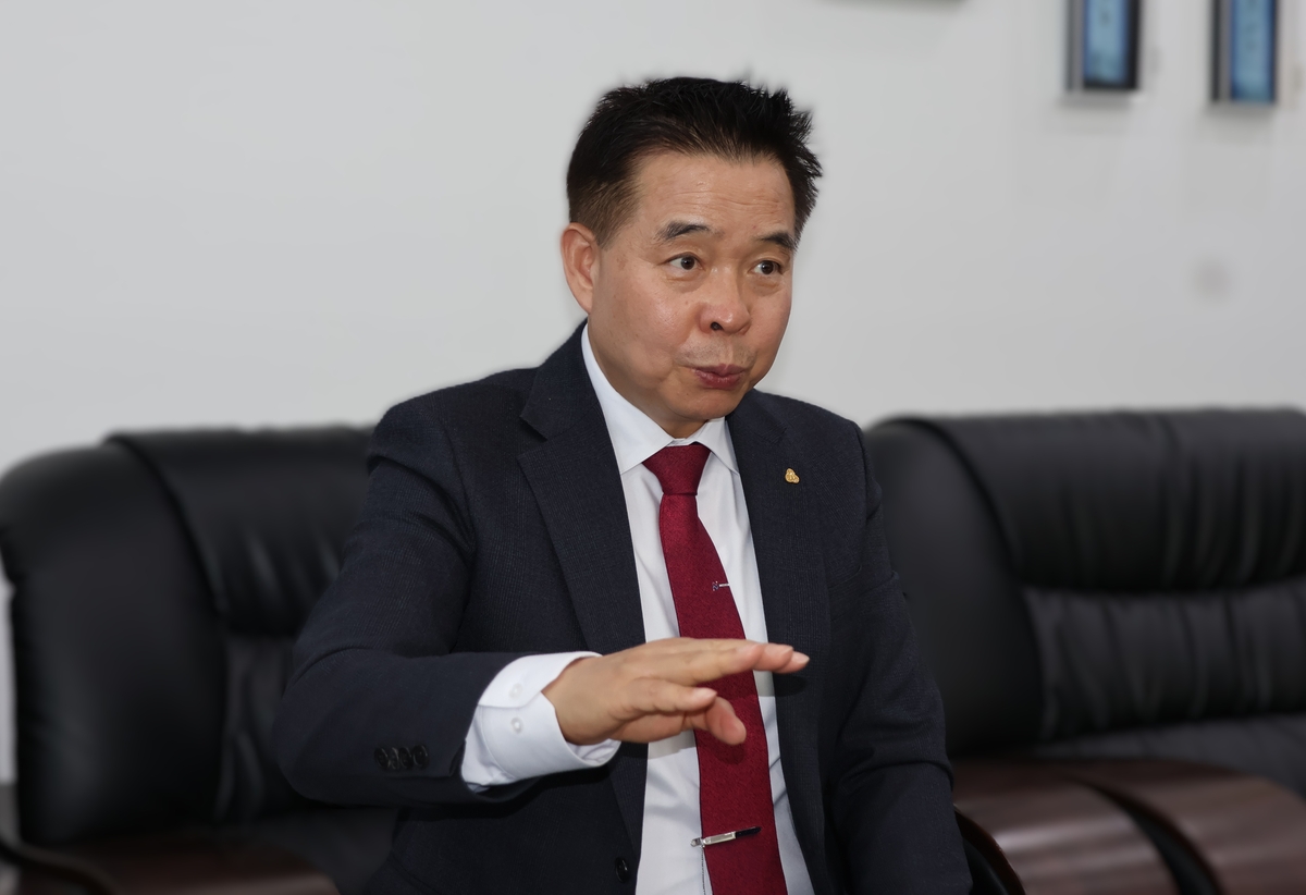 ハ・ウォンソン 大韓住宅管理士協会長が15日、ソウル・金泉区加山洞の協会本会でソウル経済新聞の取材に応じている。写真提供＝大韓住宅管理士協会