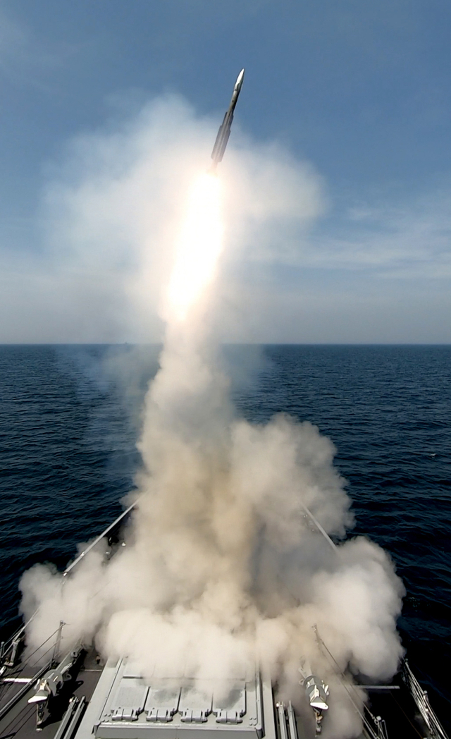 チュンチョン艦(FFG-II)が敵航空機および誘導弾を模した対空無人標的機に対して対艦防御誘導弾「ヘグン」を発射している。写真提供=海軍