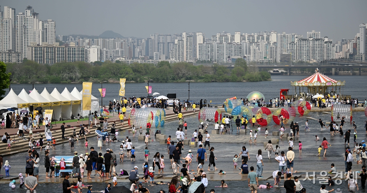 ソウルの最高気温が昼29度まで上がり、初夏の暑さが続いた19日、汝矣島のムルピッ広場を訪れた市民たちが水遊びで暑さをしのぐ様子。趙泰炯記者 2026年4月19日