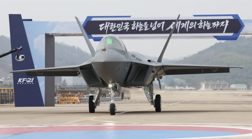 \"先月25日、慶尚南道サチョンの韓国航空宇宙産業(KAI)でKF-21の量産1号機が公開された。聯合ニュース\"