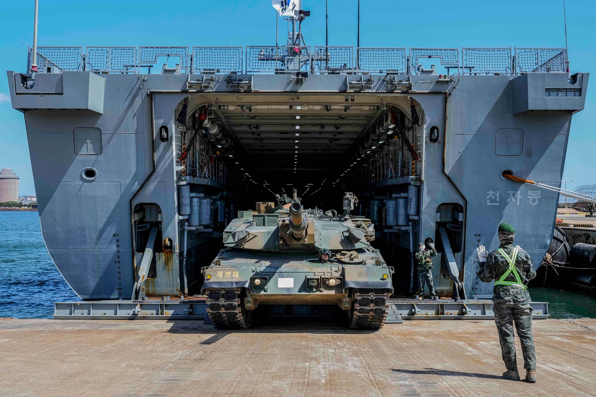 海軍・海兵隊は23日から30日まで慶尚北道浦項一帯で2026年前半の合同上陸訓練を実施している。写真は上陸軍がK-1A2戦車を천자봉함(LST-Ⅱ)に搭載している様子。写真提供=海兵隊司令部