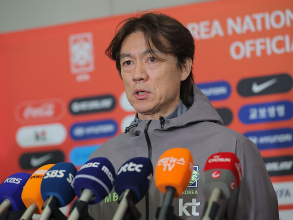 ▲2026年北中米ワールドカップを控え、欧州でAマッチ2連戦を戦ったサッカー韓国代表のホン・ミョンボ監督が4月2日、仁川国際空港第2旅客ターミナルから帰国し、取材に応じている。