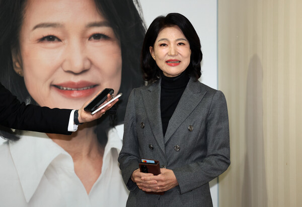 ▲大邱市長選に出馬表明したイ・ジンスク前放送通信委員長が2026年4月6日午後、大邱市内の選挙キャンプで記者らと会い、質問に答えている。 ⓒ聯合ニュース