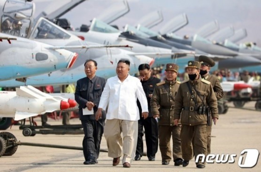 観光客を呼ぶという口実で爆撃機の道を整備…衛星写真で暴かれた北朝鮮の巧妙な偽装 3 北朝鮮滑走路拡張