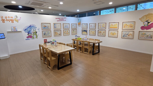 \"光陽希望図書館「ソン・テゴ作家の部屋」運営写真/光陽市提供\"