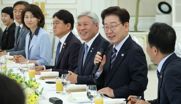 イ大統領、比較交渉5党・無所属議員を青瓦台に招き昼食会…包摂的な対話