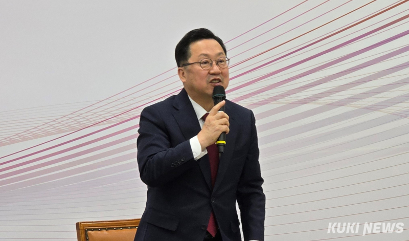 イ・ジャンウ大田市長が30日、大田市庁で記者懇談会を開き、6月3日の地方選挙準備のために一時職務を離れると述べている。写真＝ミョン・ジョンサム記者