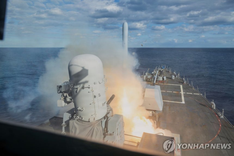 2月28日（現地時間）、米アーレイ・バーク級誘導ミサイル駆逐艦バークリーがトマホーク・ミサイルを発射する様子。AP＝聯合ニュース