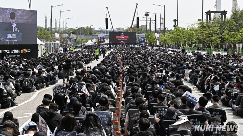 サムスン電子賃金交渉共同闘争本部は23日、京畿・平沢の高徳サムスン電子キャンパス前で闘争決意大会を開いた。ナム・ドングン インターン記者