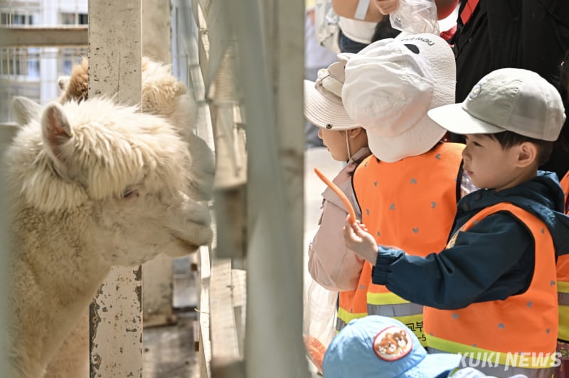 30日、忠清南道アサン市のピナクルランドで子どもたちが動物の餌やり体験をしている。