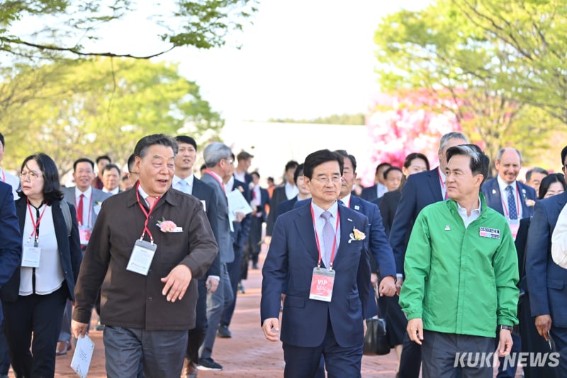 キム・テフム（忠清南道知事、右端）が泰安国際園芸ヒーリング博覧会の会場を視察している。組織委提供