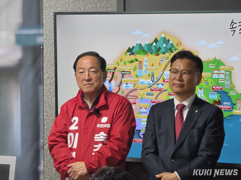 6・3全国地方同時選挙に立候補した国民の力のイ・ビョンソン予備候補の選挙事務所開所式が25日に行われ、イ・ヤンス国会議員（写真右）がイ・ビョンソン候補ら同党の候補を支持するため出席した様子。조병수 기자.