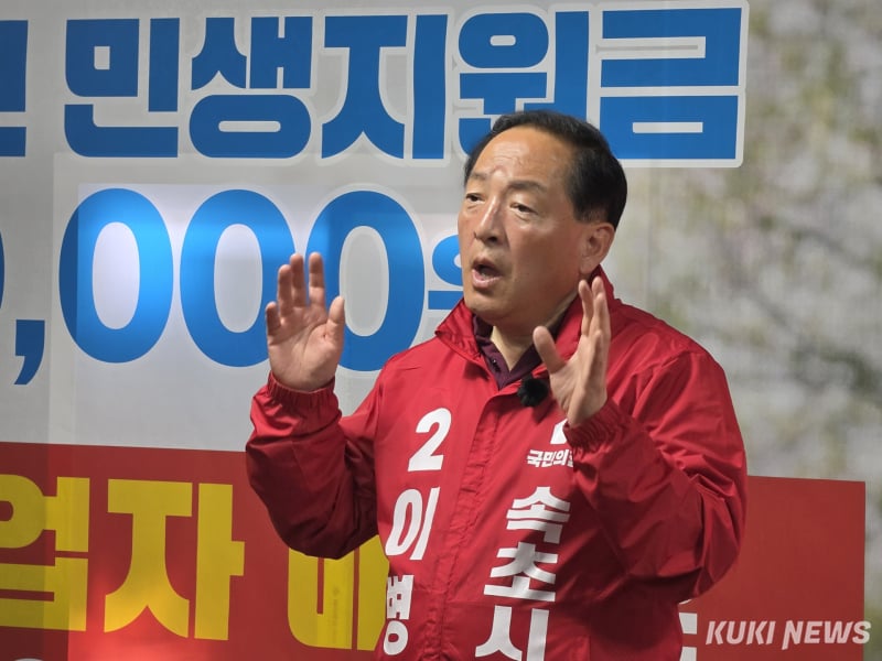 6・3全国地方同時選挙に立候補した国民の力のイ・ビョンソン予備候補の選挙事務所開所式が25日に行われ、イ候補が支持者に束草市の発展方向について説明している。조병수 기자.