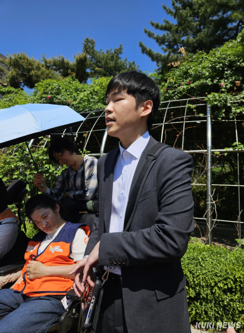 30日午前、ソウル瑞草区ソウル中央地方裁判所前で訴訟代理人キム・ジニョン（財団法人ドンチョン）弁護士が発言している。ソ・ジヨン記者