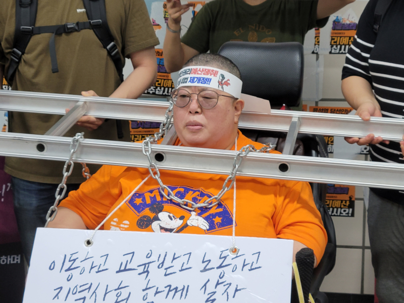 チョ・ヒョヨン 全国障害者移動権連帯慶南支部長が移動権の保障を訴えている。本人提供