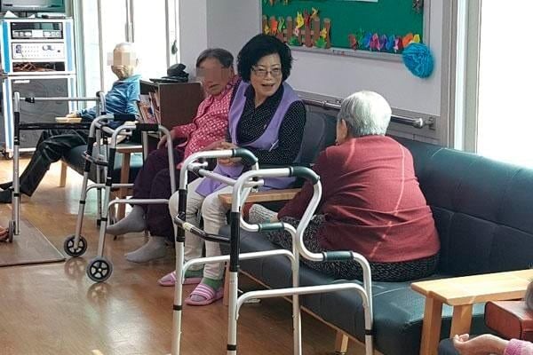 一人暮らしの高齢者の孤独死を防ぐためのケアサービス。画像（関連事項なし）