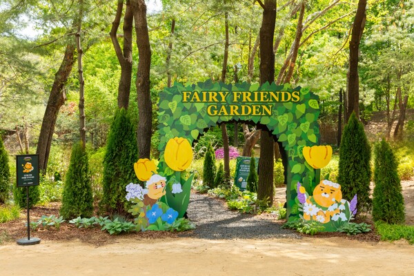 ソウルの森「ソウル国際庭園博覧会」に設けたカカオ「フェアリーフレンズガーデン」の様子。 森の妖精コンセプトのカカオフレンズとジャイアントチューリップの造形物が観覧客を迎える。 【写真＝カカオ提供】