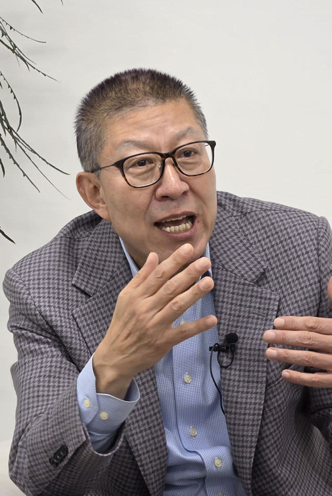\"パク・ヒョンジュン釜山市長が先日25日に釜山東区北港親水公園の事務所で文化日報とのインタビュー中に保守連帯の必要性を説明している。キム・ナムジュン