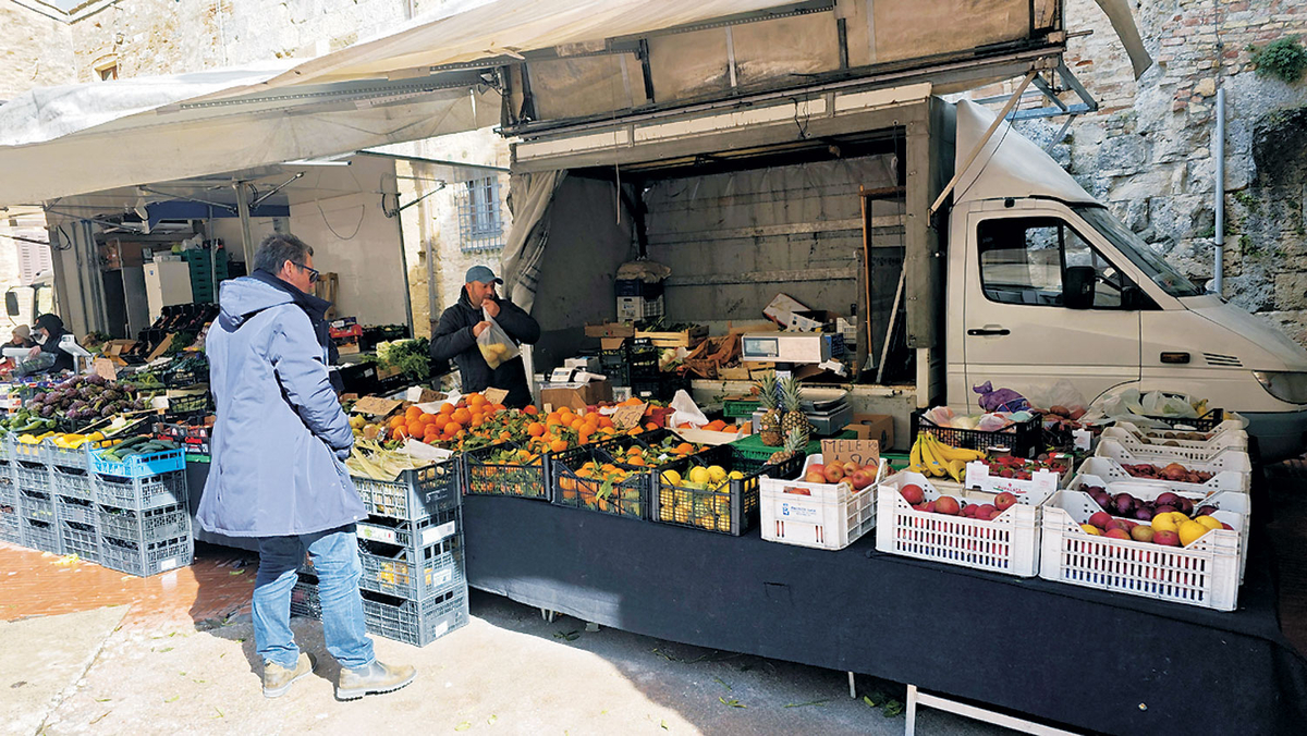 \"イタリア中部の小都市には常設市場がないため、農水産物を載せたトラックが定期的に広場に入り露店を並べる。まるで韓国の朝市のような雰囲気だ。\"