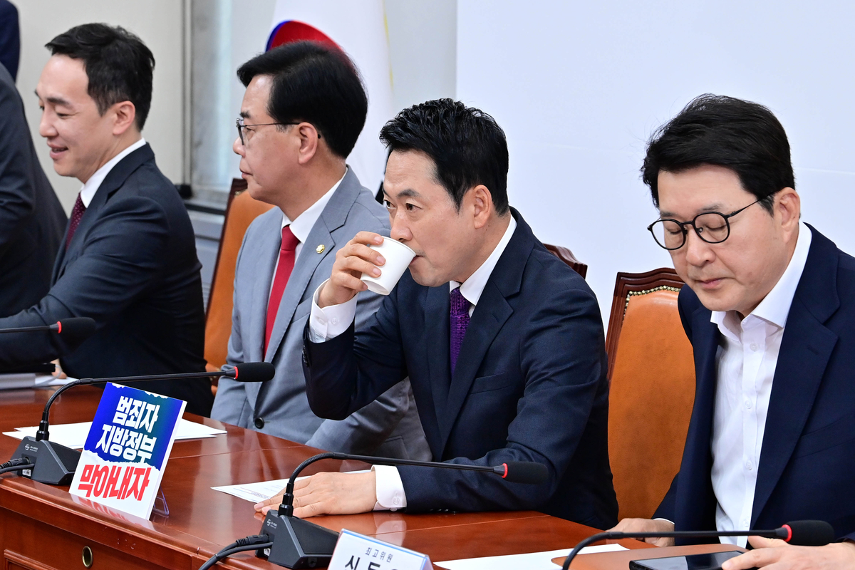 \"チャン・ドンヒョク（右から2番目）国民の力代表が27日午前、国会で開かれた最高委員会の最中に水を飲んでいる。ムン・ホナム記者\"