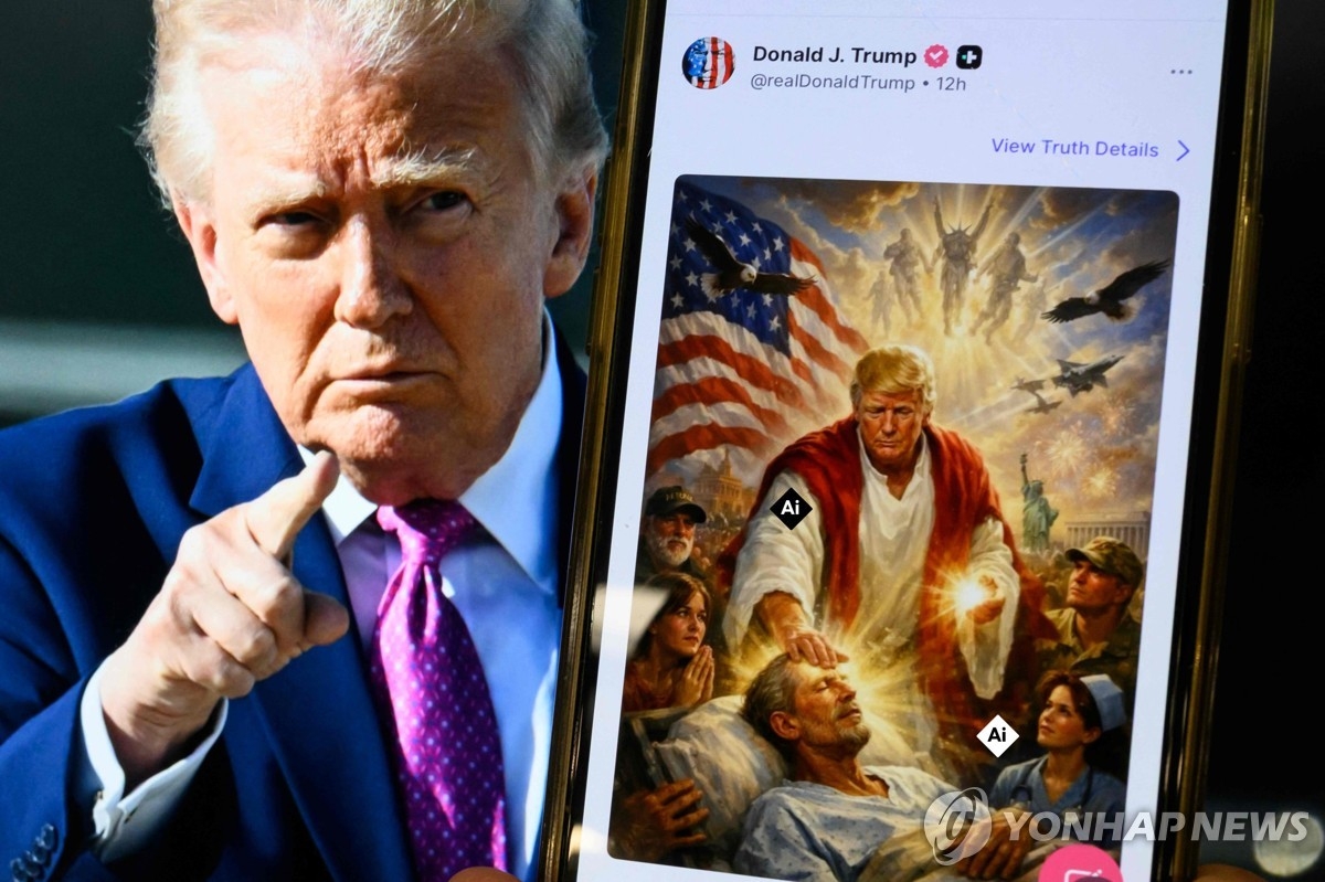 ドナルド・トランプ米大統領と、彼が投稿した「イエスのふり」をしたAI生成写真。AFP＝聯合