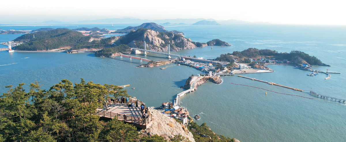 \"全羅北道・群山の大将島（대장도）大将峰から見下ろす仙遊島周辺の景観。5月の「海に行く月」キャンペーンでは、仙遊島と大将島を含む高群山群島を訪れる旅行商品が多数展開される。\"
