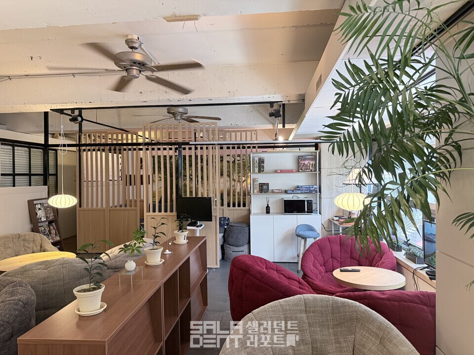 Sleep cafe in Gangnam, Seoul; full during weekday lunch (photo=Saludent Report).