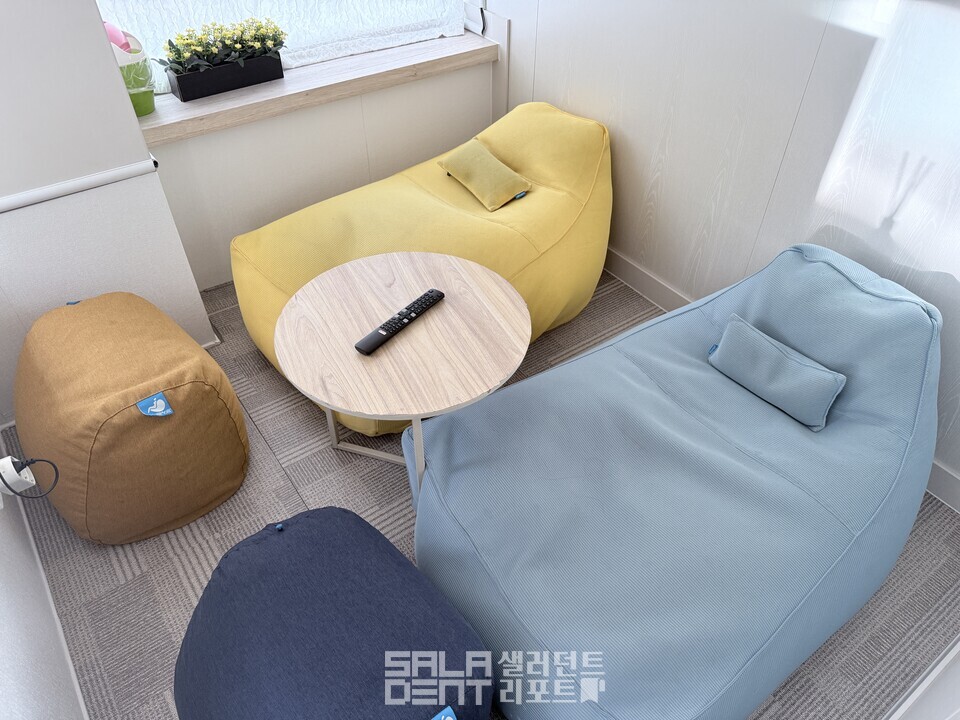 Sleep cafe in Gangnam with partitions and beanbags creating rest areas where workers catch quick naps (photo=Saludent Report).