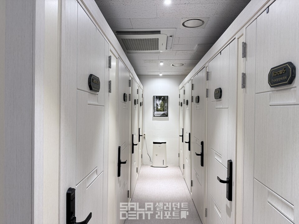 A massage-chair cafe near Yeoksam Station on Seoul Subway Line 2; small rooms each have a massage chair and can be reserved in 10-minute blocks (photo=Saludent Report).