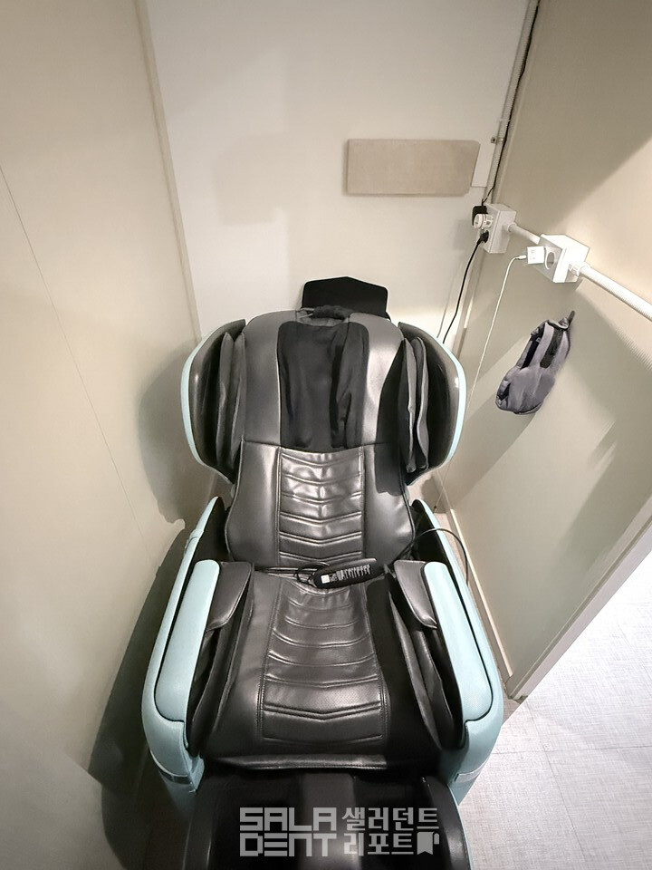 Interior of a massage-chair cafe; tiny private rooms fit a single chair and provide eye masks and phone chargers (photo=Saludent Report).