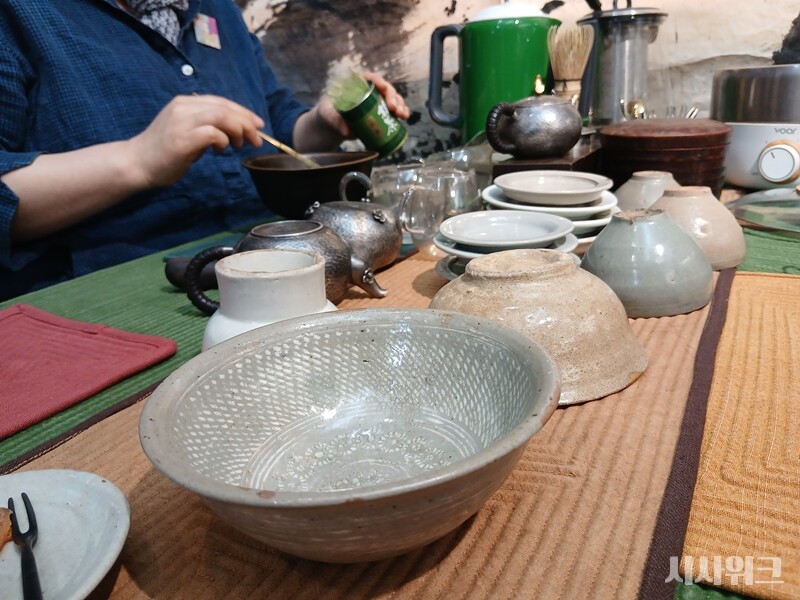 骨董品店「예명당」を営むチョン・ヨンソプ（66）さん夫妻は、来店者に無料で抹茶と菓子を振る舞っている。 / 写真=キム・ジヨン記者
