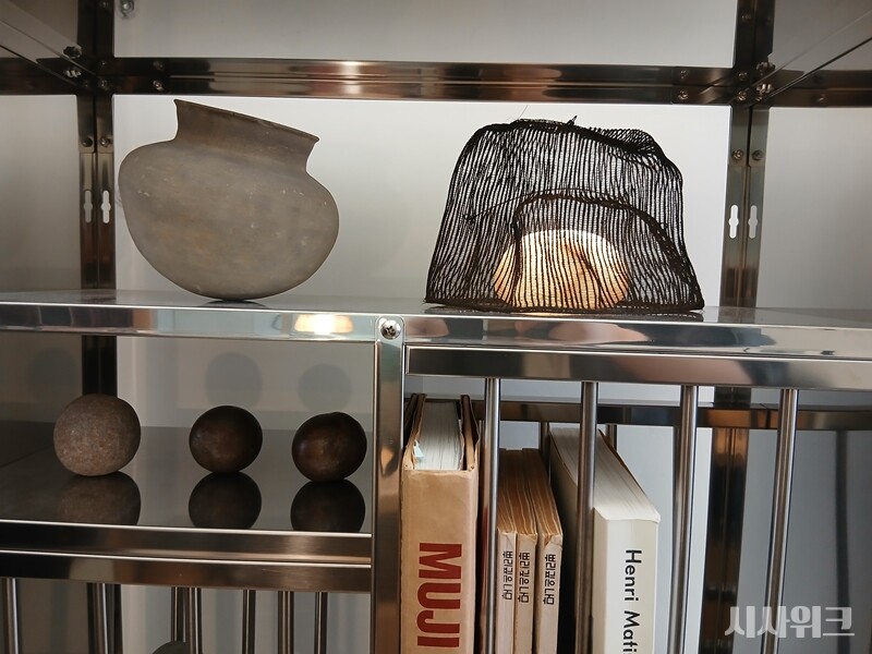 第2世代の古美術店は古美術品を日常で使えるインテリア小物として見せ、その過程でインスタグラムを活用した。写真はホバク・フォークアート・ギャラリーの商品で、冠を丸い照明の上にのせて、もともと一つの小物であるかのように演出した様子。 / 写真=キム・ジヨン記者