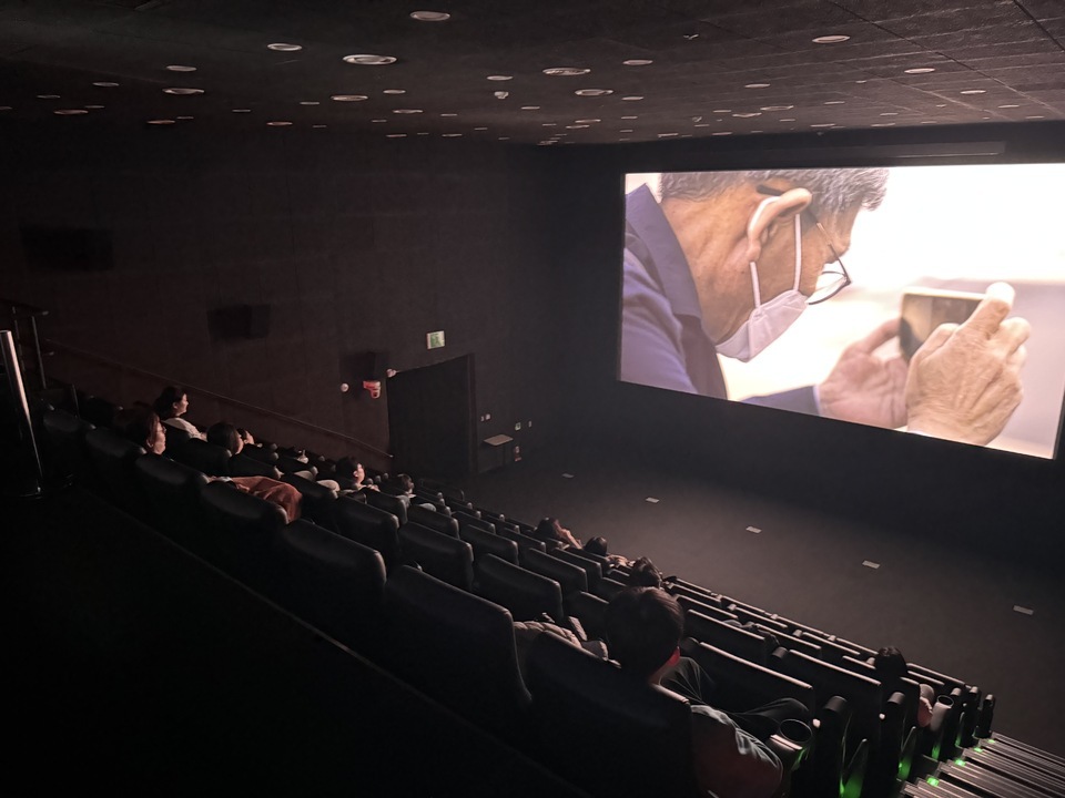 先月25日、スウォン市メディアセンターで上映されたバリアフリー映画『おばあちゃんが死ぬ前に億万長者になる方法』の様子