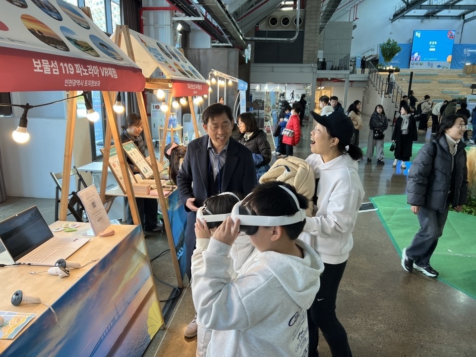 ▲ 仁川のあるイベント会場に設置された宝島119パノラマVR体験ブースで、市民がVRサービスを体験している。 /写真提供=仁川市