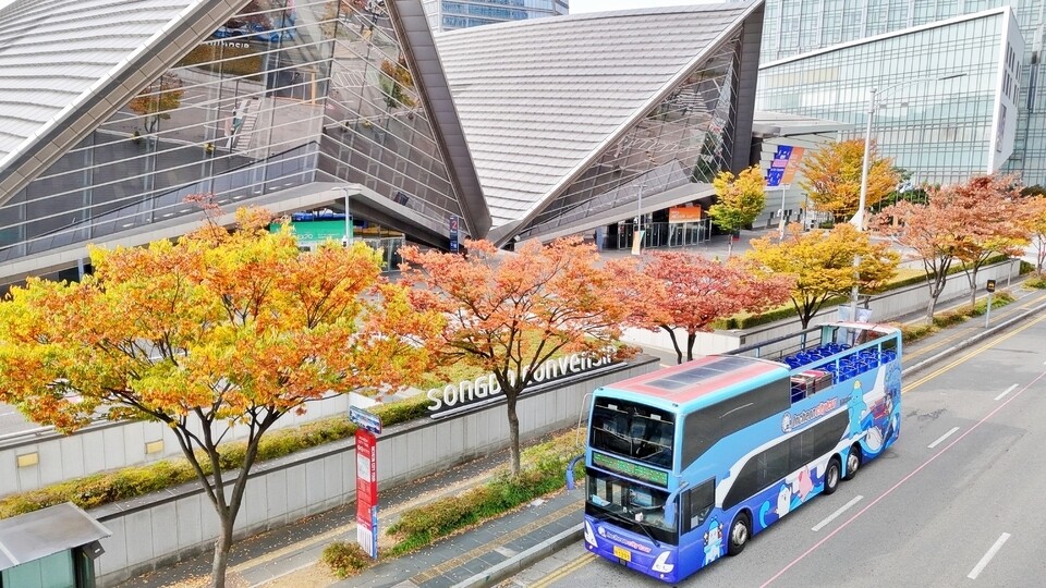 ▲ インチョンの松島国際都市と永宗国際都市を循環型で運行するインチョンシティツアー「バダ」路線の2階建てバスが松島コンベンシアから出発している。 /写真提供=インチョン市