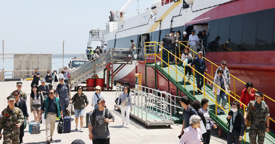 ▲ 昨年6月22日、仁川・甕津郡の白翎島用器浦港に到着したコリアプライド号から、住民や観光客が降りてきている。 /仁川日報DB