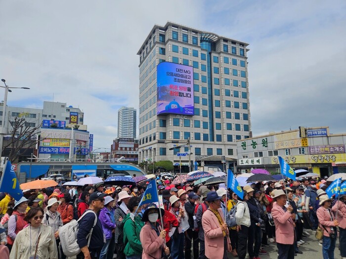 大田から貸切列車で木浦を訪れた観光客約500人はユダル山をはじめ、近代歴史文化通り、ガッパウィ文化タウンなどの主要観光地を巡り、木浦の名物や総合市場で新鮮な旬の海産物を購入して地域の商店街に活気をもたらした。(写真=木浦市)