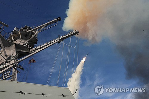 \"『壮大な怒り作戦』参加中の米海軍アリバルク級誘導ミサイル駆逐艦トーマス・ハドナーがトマホークを発射する様子\"