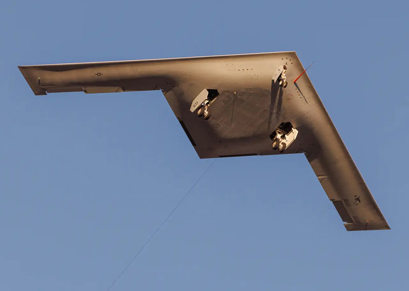 \"米次世代核戦略爆撃機『B-21レイダー』初飛行｜東亜日報\"