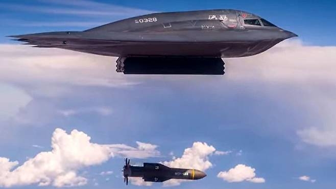 \"サッカー場ほどのB-2爆撃機が敵の目を逃れる秘訣\"