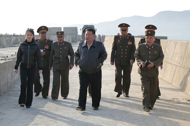 \"金正恩、昨日ミサイル発射試験を参観…キム・ジュエ同席