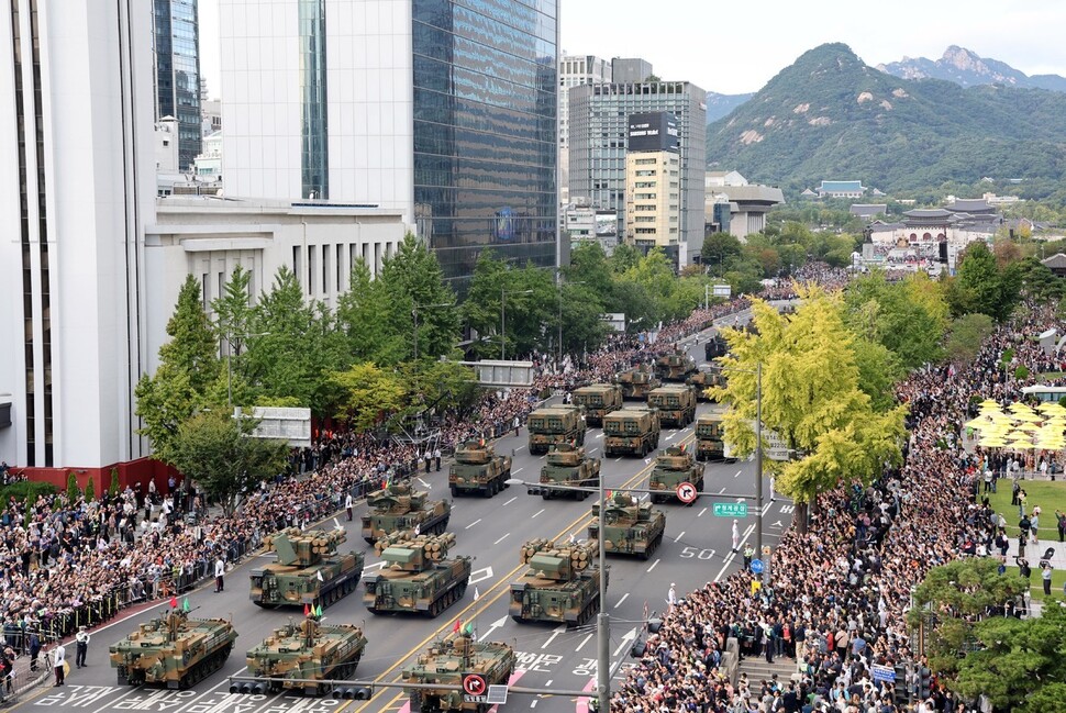 \"ソウル都心で2年連続開かれた時代錯誤の『軍事パレード』[社説]\"