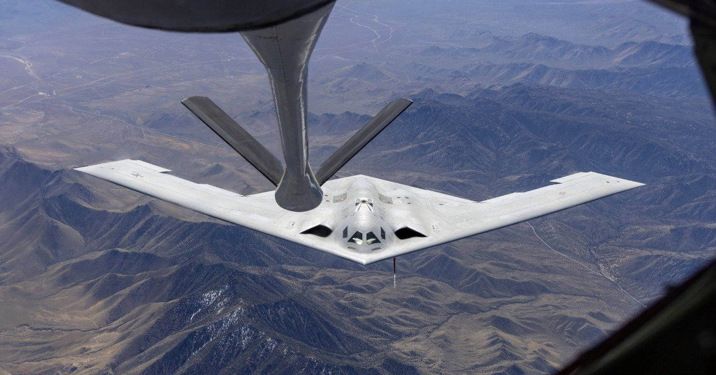 \"「沈黙の暗殺者」後継機B-21公開…中国けん制の核心的戦略資産に浮上｜東亜日報\"