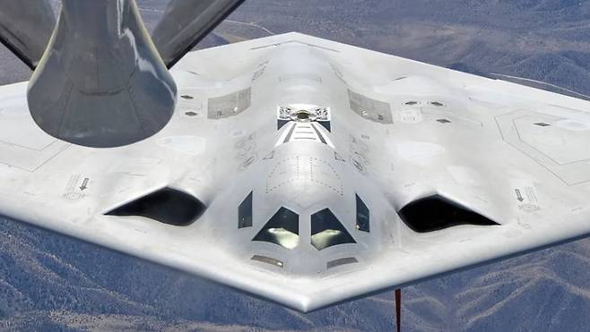 \"米次世代爆撃機B-21上面を一斉公開…排気口・空中給油の場面まで\"