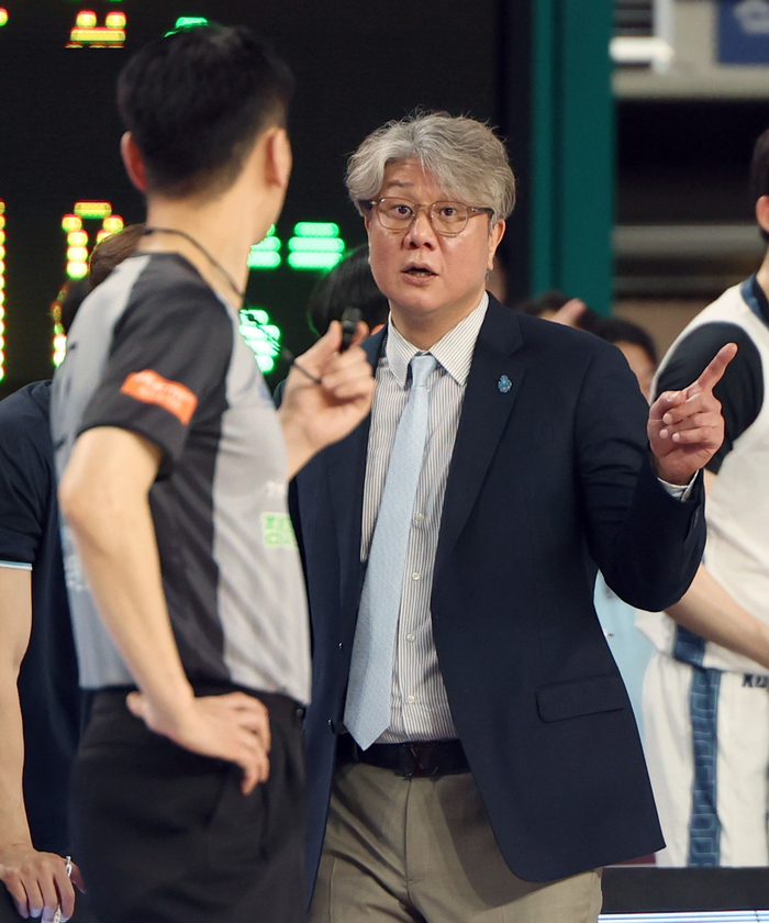 23日、慶尚南道 昌原体育館で開かれたKBL 2025-2026 LG電子プロバスケットボール4強プレーオフ(PO) 第1戦、昌原LGセイカーズと高陽ソノ・スカイガナーズの試合。ソノのソン・チャンファン監督が審判と話している。写真｜昌原＝聯合ニュース