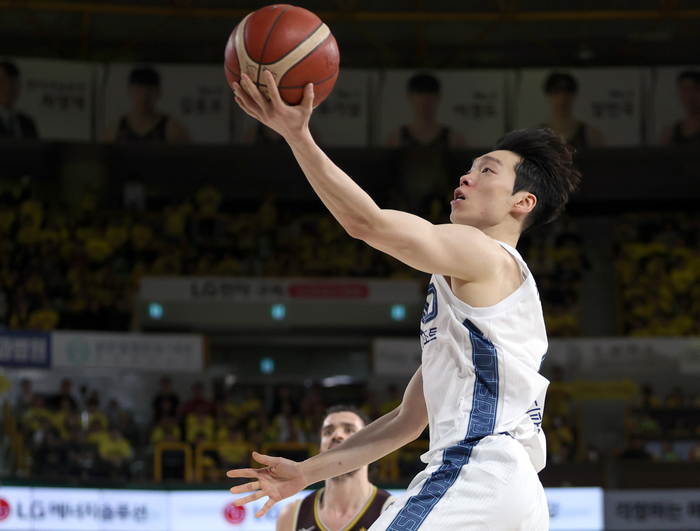 23日、慶尚南道 昌原体育館で開かれたKBL 2025-2026 LG電子プロバスケットボール4強プレーオフ(PO) 第1戦、昌原LGセイカーズと高陽ソノ・スカイガナーズの試合。ソノのイ・ジェドがシュートを放っている。写真｜昌原＝聯合ニュース