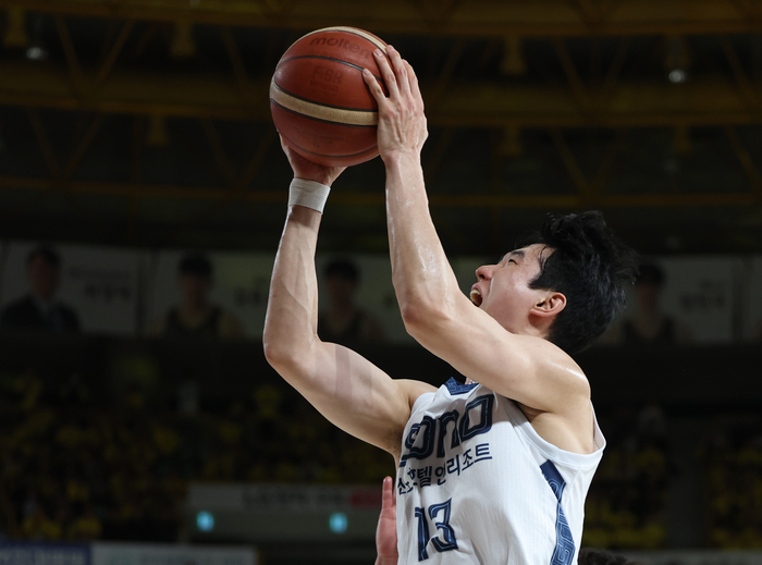 23日、慶尚南道 昌原体育館で開かれたKBL 2025-2026 LG電子プロバスケットボール4強プレーオフ(PO) 第1戦、昌原LGセイカーズと高陽ソノ・スカイガナーズの試合。ソノのイム・ドンソプがシュートを放っている。写真｜昌原＝聯合ニュース