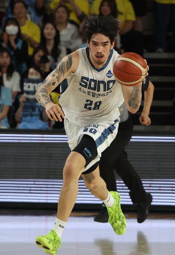 23日、慶尚南道 昌原体育館で開かれたKBL 2025-2026 LG電子プロバスケットボール4強プレーオフ(PO) 第1戦、昌原LGセイカーズと高陽ソノ・スカイガナーズの試合。ソノのケビン・ケンバオがドリブルしている。写真｜昌原＝聯合ニュース