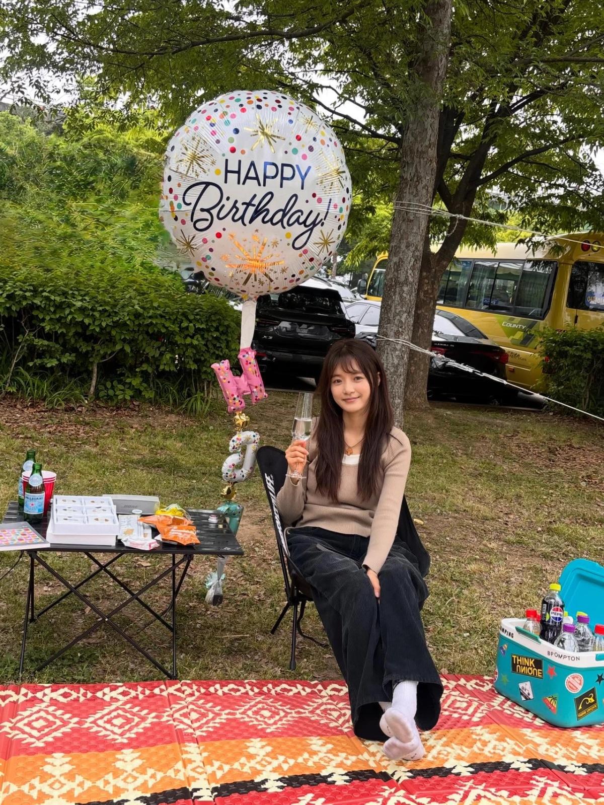 ゴボギョル、誕生日を迎えた胸躍る春のピクニック…ベージュニットで魅せた「清純な女神」