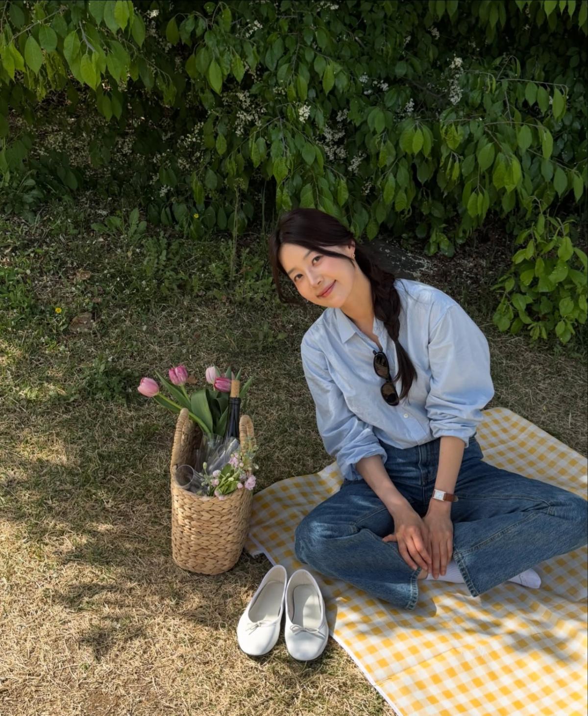 \"ライトブルーのシャツにデニム一枚、春のピクニックコーデはこれが正解\"